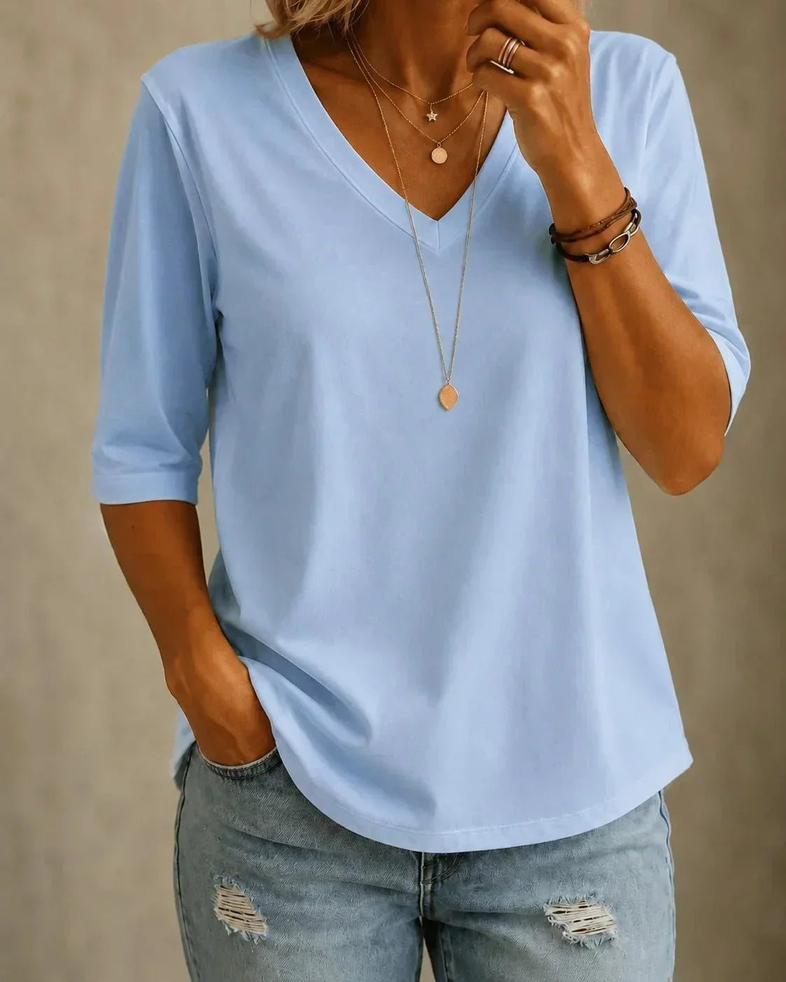ALICE | CLASSIC V-NECK T-SHIRT