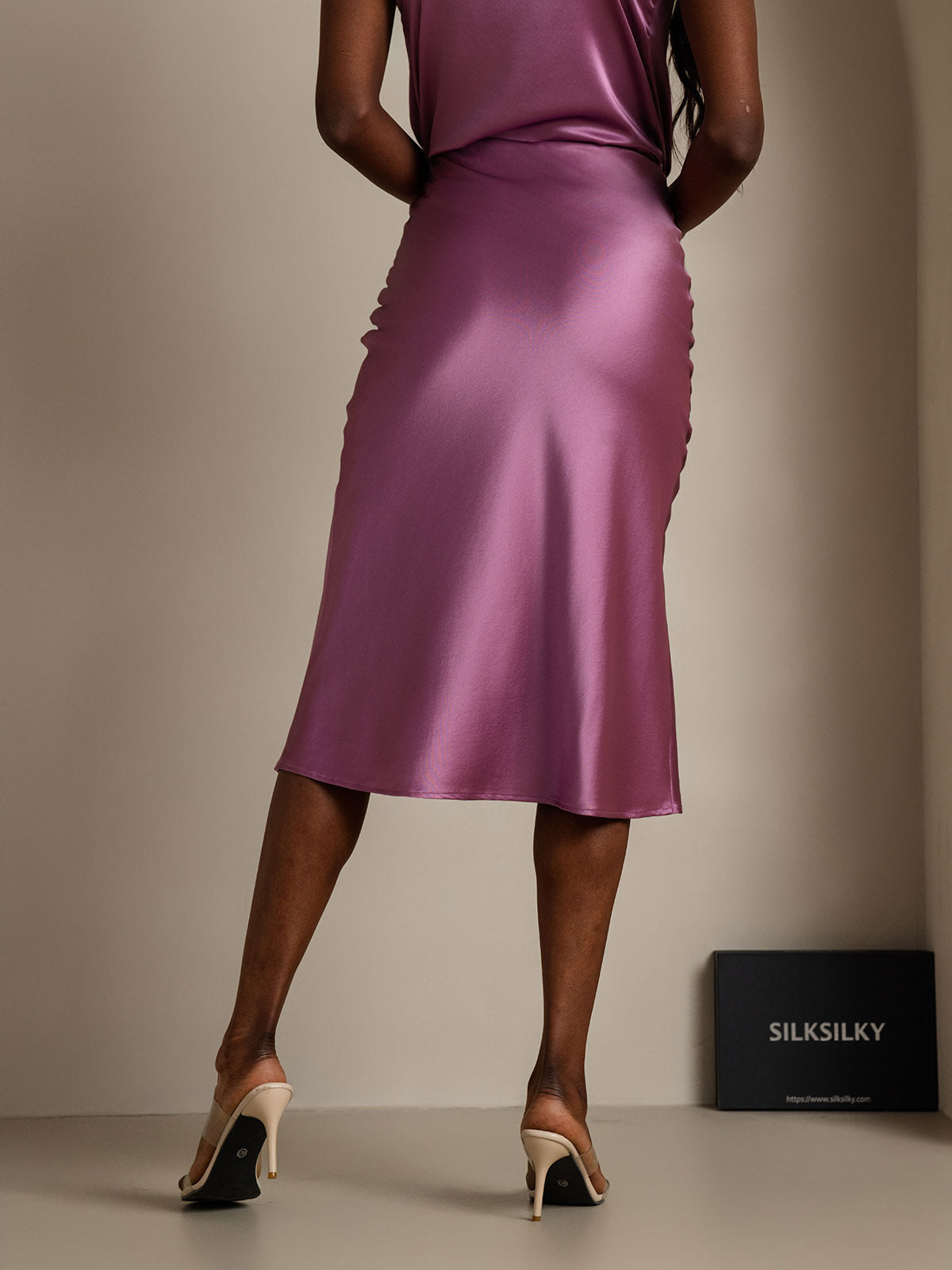 CLASSIC AND ELEGANT SILK SKIRT